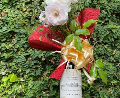 Arreglo de rosas con botella de vino