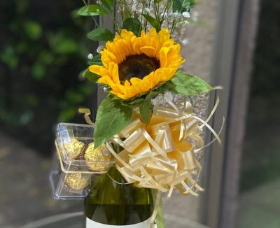 Botella de vino con girasoles y bonbones